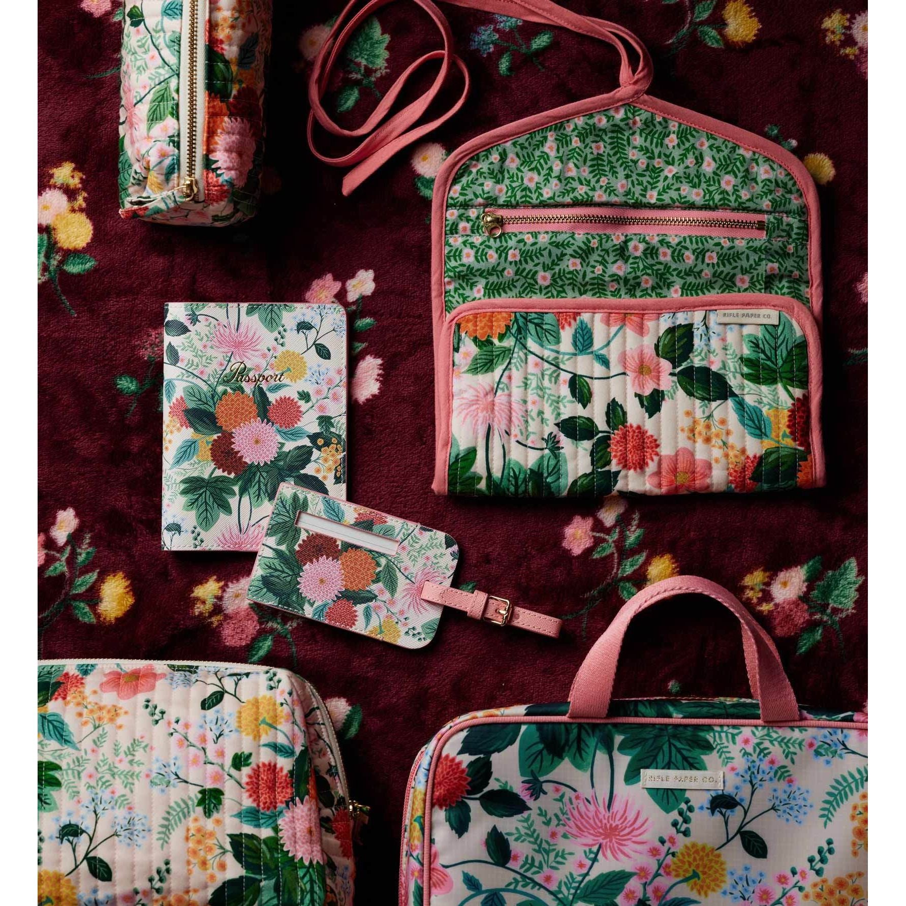 Porta Pasaporte Floral Dahlia Rifle Paper Co con Detalles Dorados